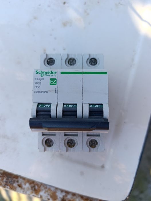 Предпазител за трифазен ток