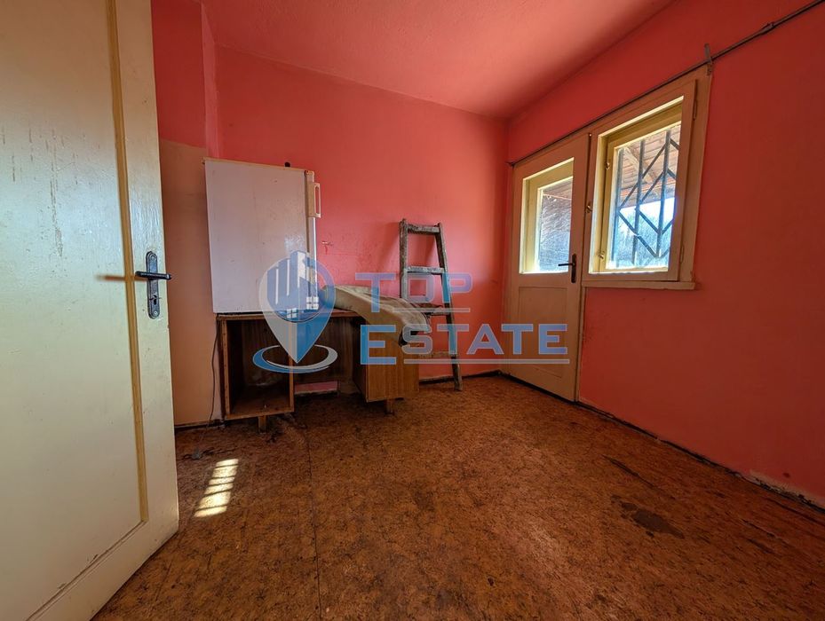 Двуетажна масивна къща с панорама в центъра на град Плачковци