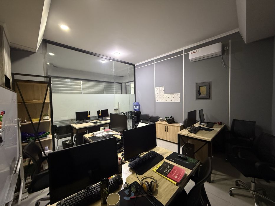 Урганч шахар марказида ОФИС учун мўлжаллаган жойлар ижарага берилади.