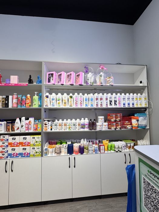 Полкали шкаф витрина сотилади срочна