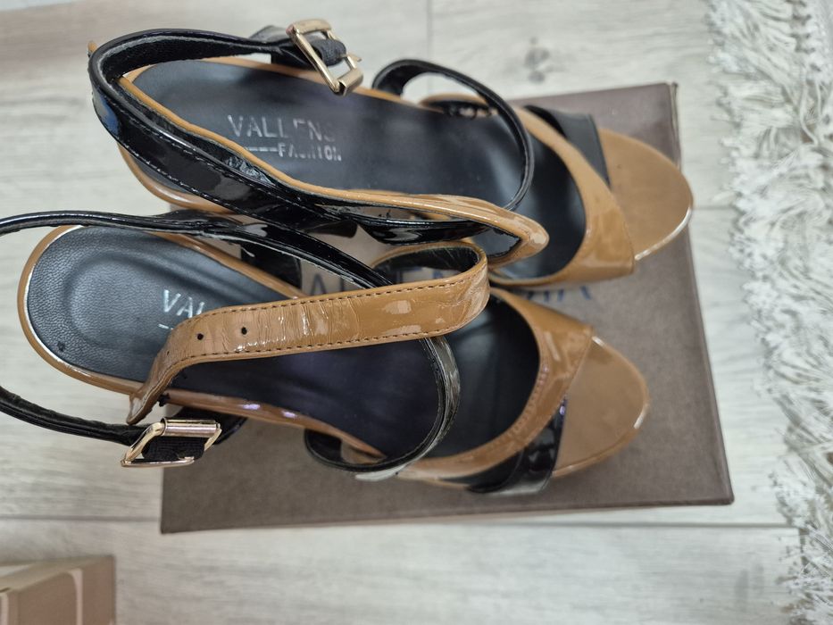 Продаю женскую обувь