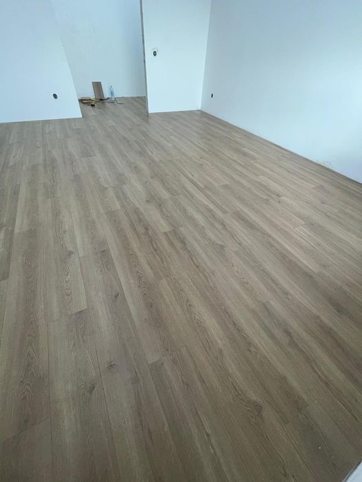 Укладка ламината, монтаж плинтуса