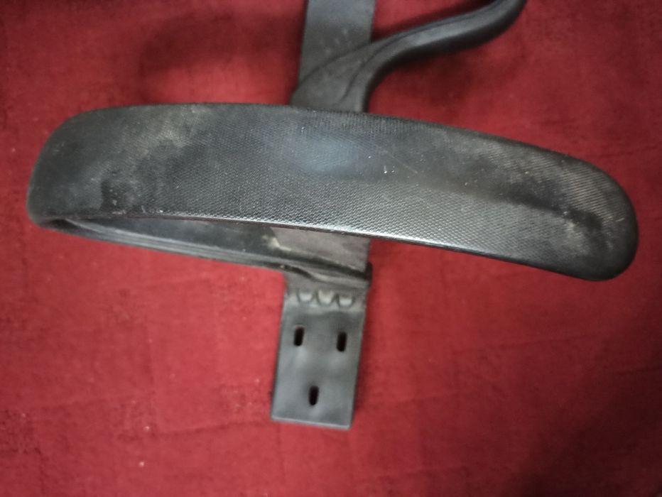 Продавам подлакътници и резервни части  за офис стол