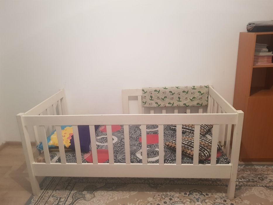 Продам детскую кровать подростковую и 4 табуретки