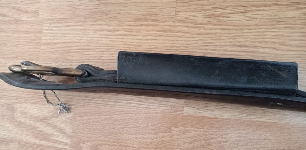 Accesorii ecvestre din piele masivă lucrate manual.