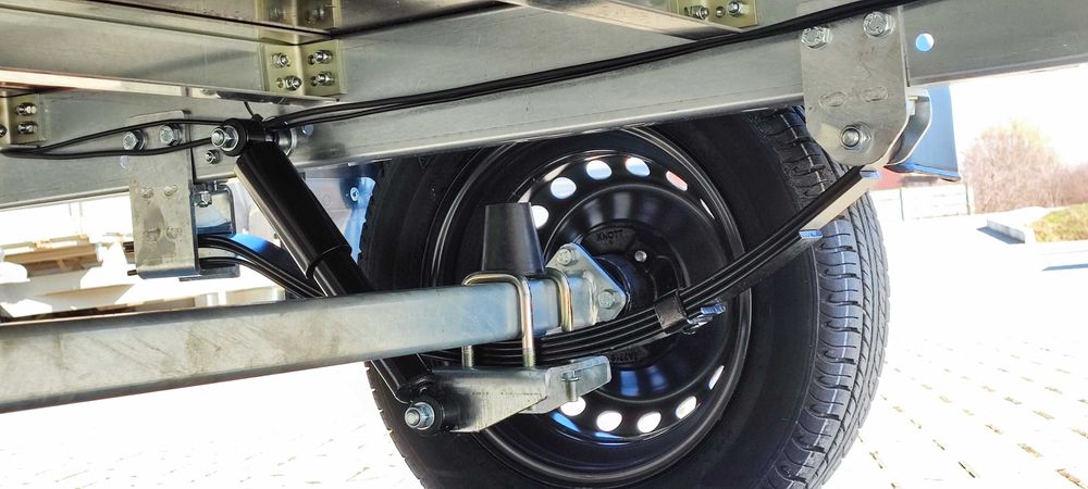 Remorca aluminiu suspensie foi lamelare si amortizoare.