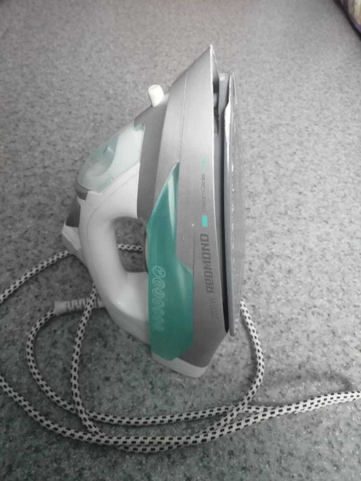 Утюг с пароувлажнителем