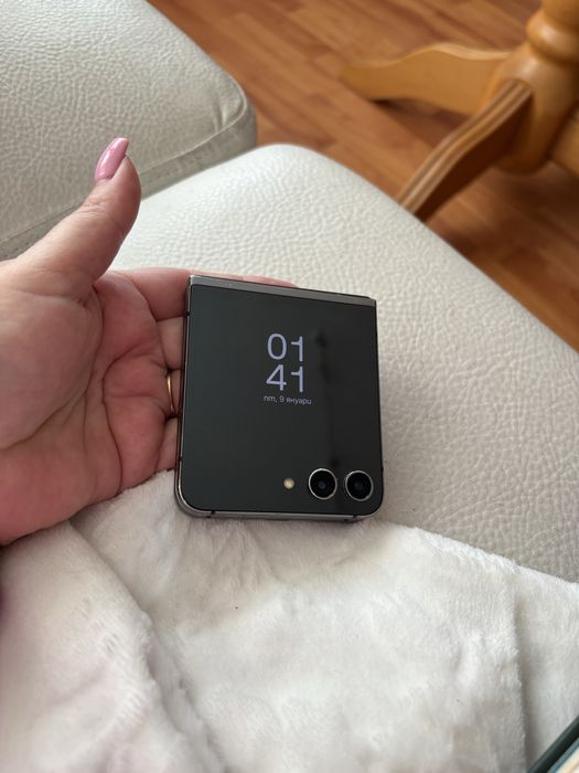 Самсунг z  флип 5  работи