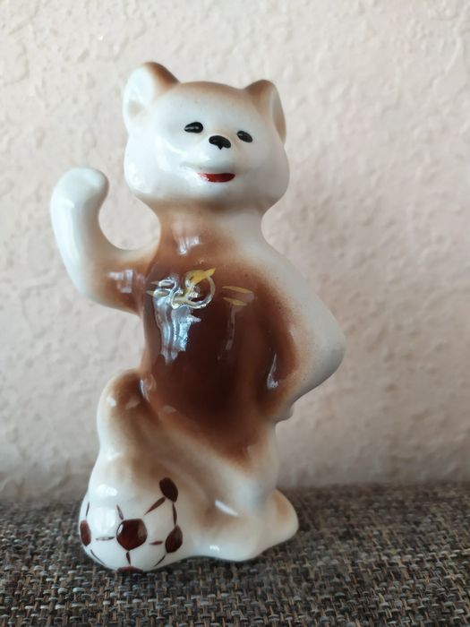 Статуэтка Мишка футболист.