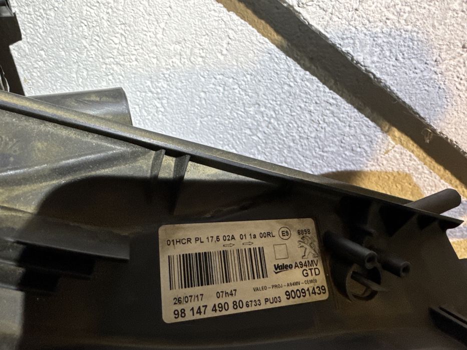 Far peugeot 2008 stanga halogen stare inpecabila