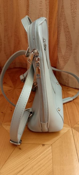 Кожаный голубой рюкзак.