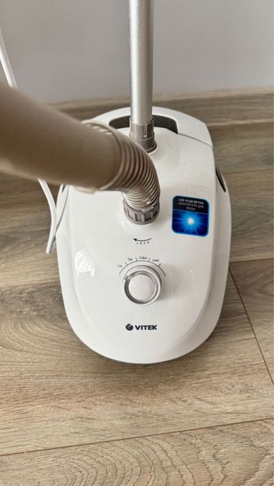 вертикальный отпариватель для одежды Vitek