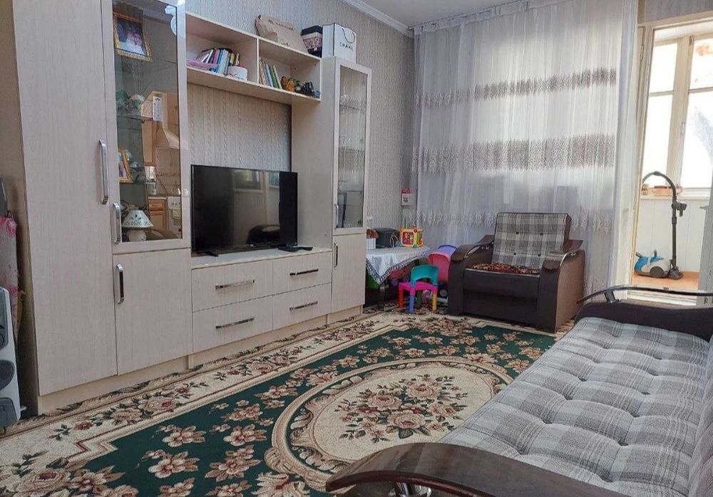 Ялангач Ширин бозор 2/3/4 срочно сотилади