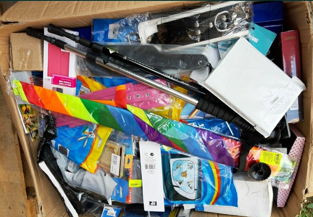 Cutii cu diferite produse -gen bazar