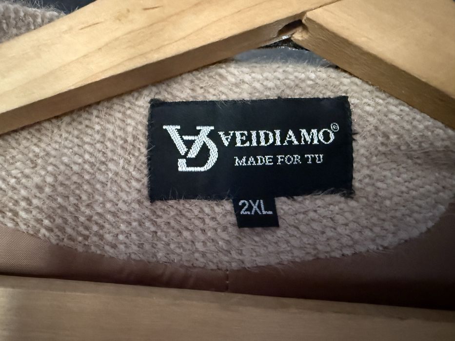 Продаётся женское пальто.