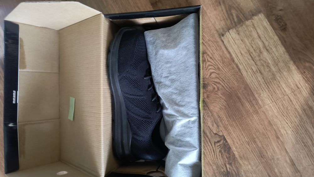 Продавам чисто нови маратонки