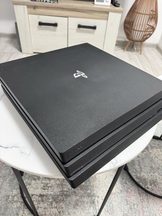 PlayStation 4 1 TB – 2 manete + 3 jocuri