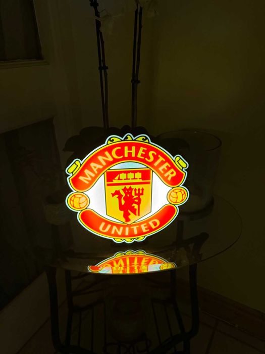 Lampă LED Manchester United – Decor Premium pentru fani adevărați!