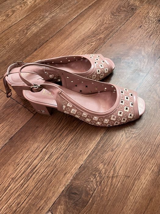 Продаю качественные туфли