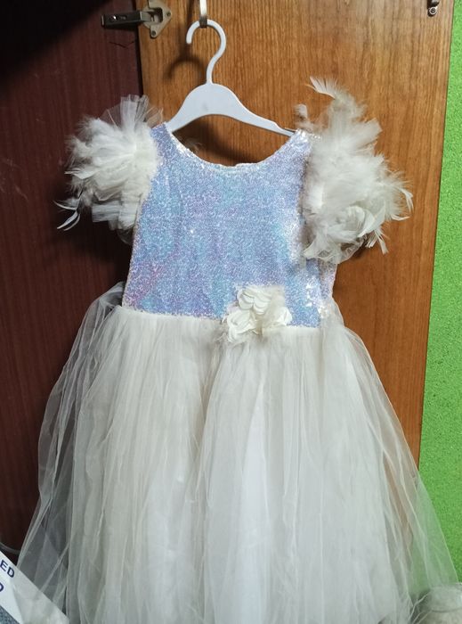 Платья для девочек для праздника очень хорошие состояние отличное прод