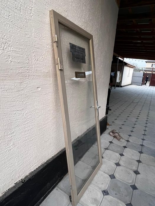 Стеклянная дверь