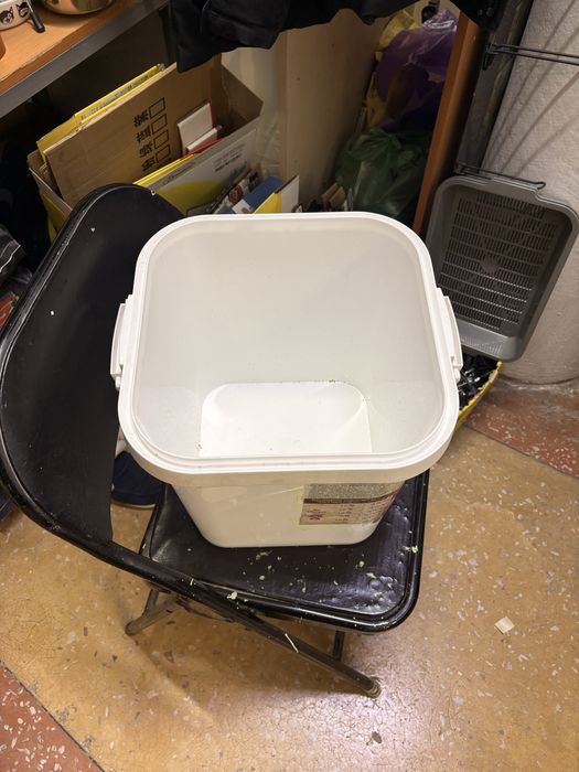Б/у контейнер емкость 25 л с крышкой