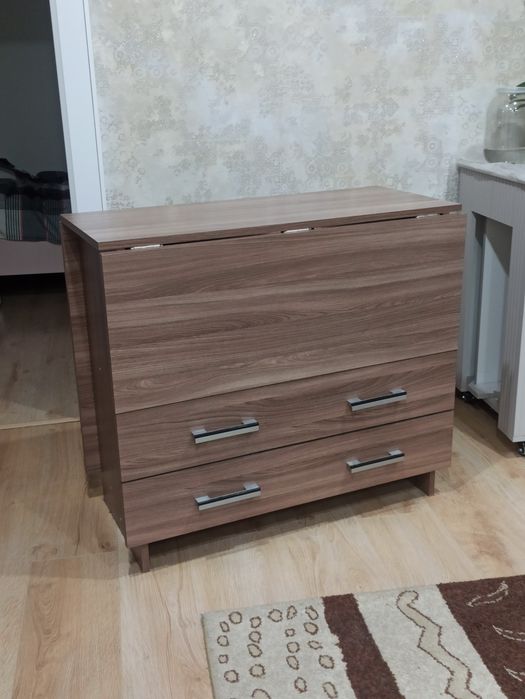 Продаю стол книжка