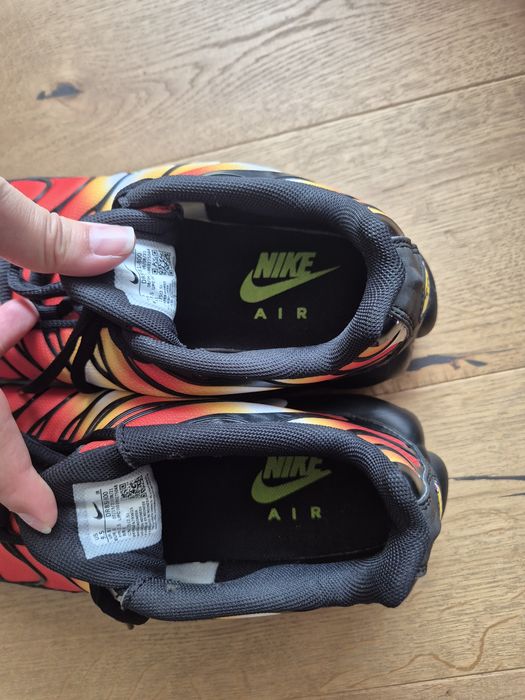 NIKE AIR MAX PLUS
Black/ Team Orange-Team Red