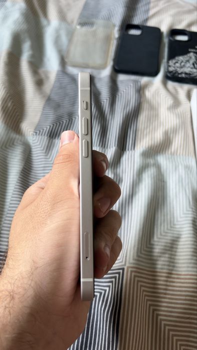 Продавам iPhone 12