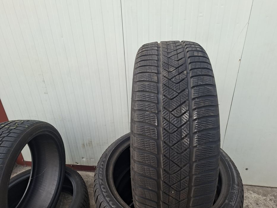 175 lei bucata! Anvelope M+S/IARNA 225 40 r19 Nokian si 225 40 r19 Pirelli