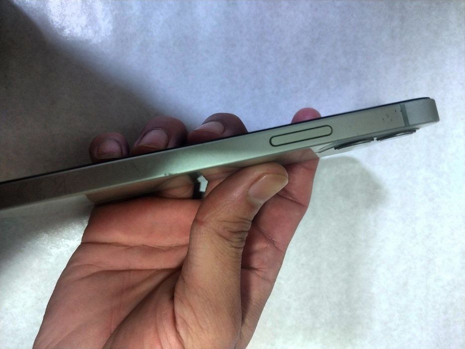 Продам iPhone 12 срочно