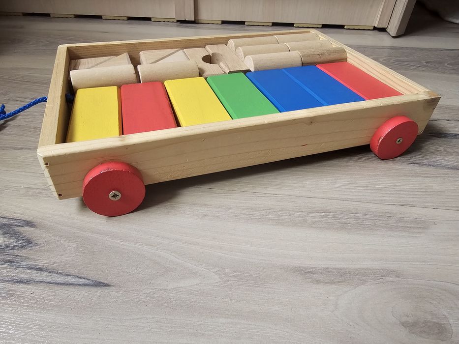 Remorca din lemn cu piese geometrice colorate