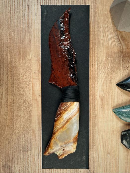 Ножове от обсидиан и оникс в древен стил