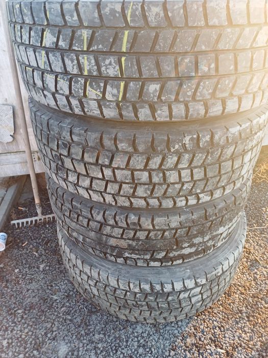 Vând cauciucuri de camion tracțiune