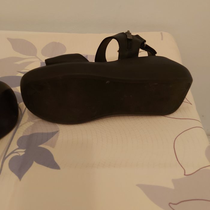 Vind sandale din piele , mărimea 37.