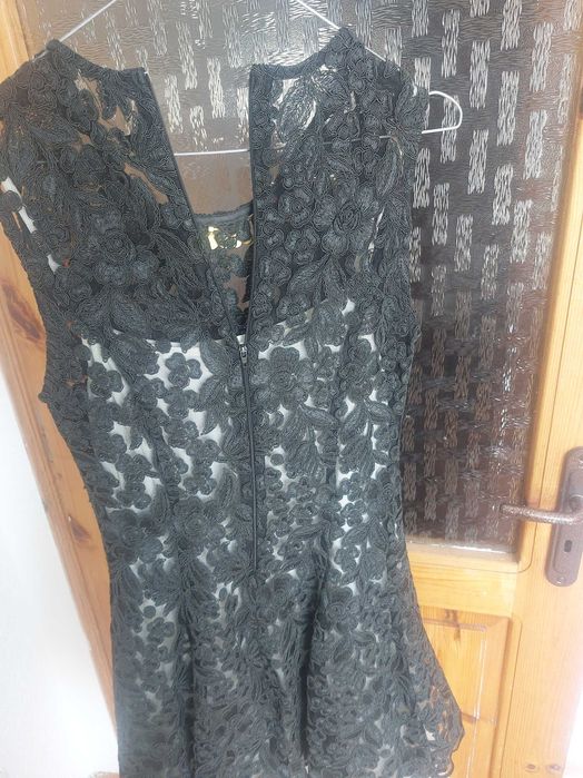 Дантелена черна рокля над коляното