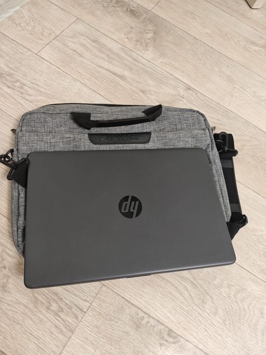 Продам современный ноутбук hp ì core 3 сумка мышка