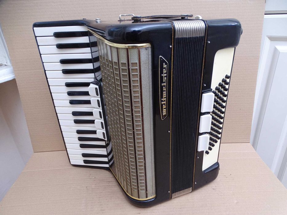 Много запазен стар акордеон Велтмайстер 60 баса