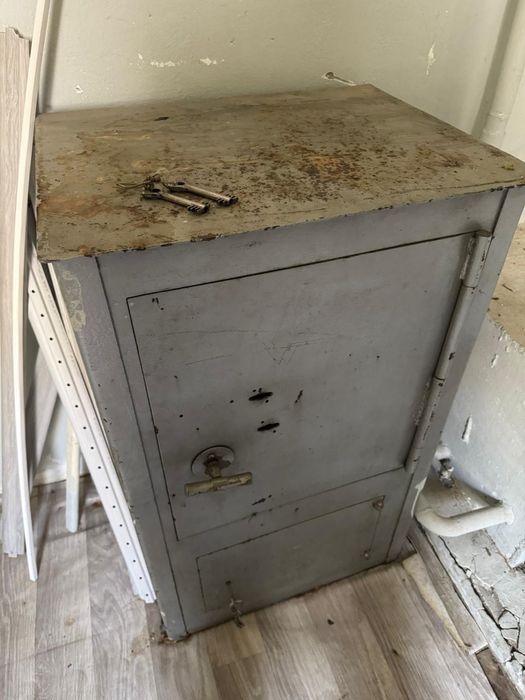 Продам сейф для драгоценностей.