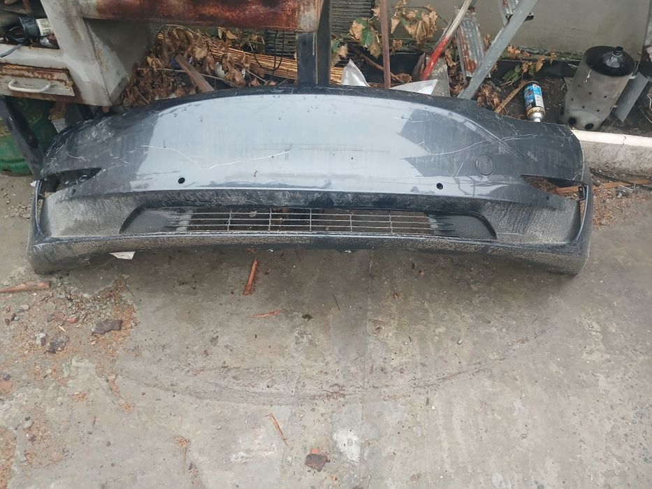 Vand bara fața Tesla