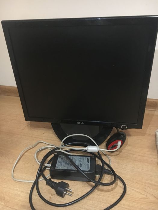Монитор LG и кабел за зареждане