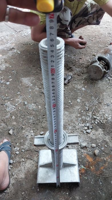 Домкрат регулируемый. Для лесов