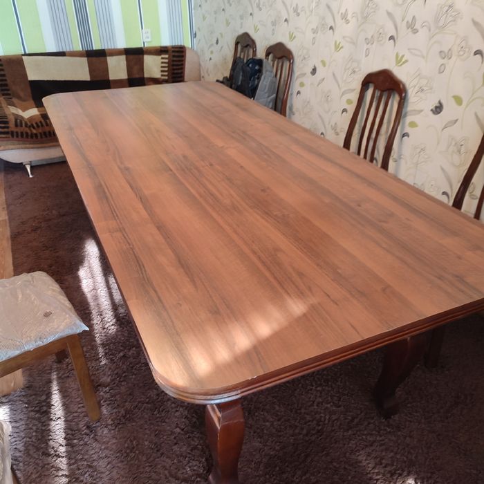 Стол в гостиную комнату