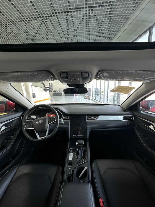 JAC J7 автомобилини катта чегирмада ва қўшимча совғалар билан харид қи