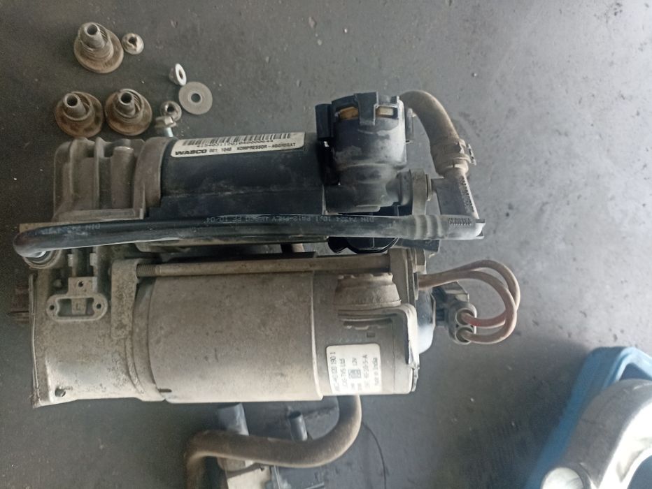 Компресор и разпределител за въздушно окачване  mercedes CLS 320 2007