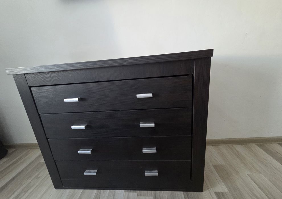 Mobilă cu 4 sertare din lemn masiv.