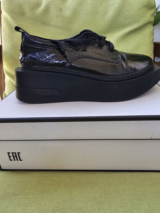 Дамски обувки от естествен лак