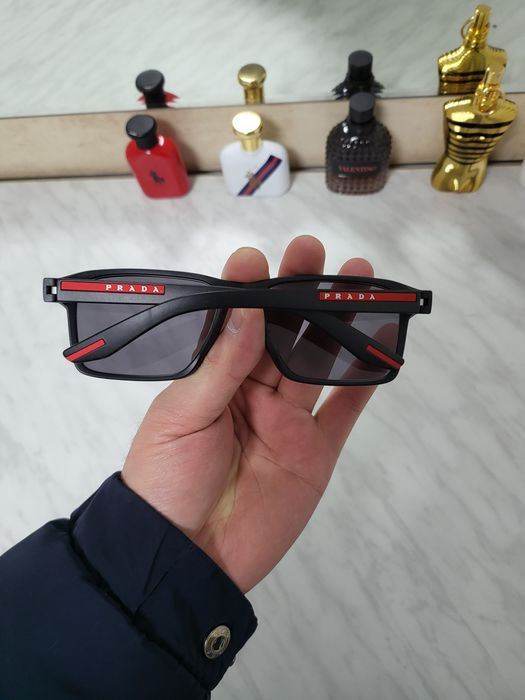 Солнцезащитные очки Prada