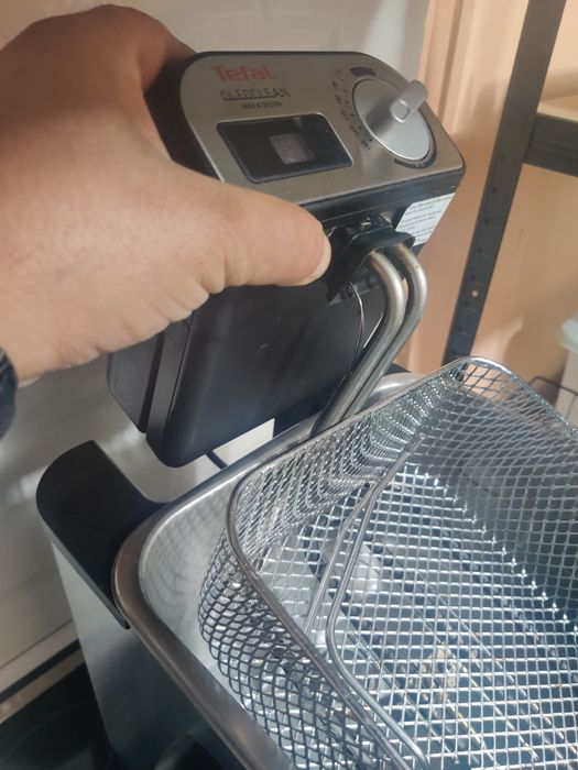 Фритюрник Tefal с филтър и контейнер.