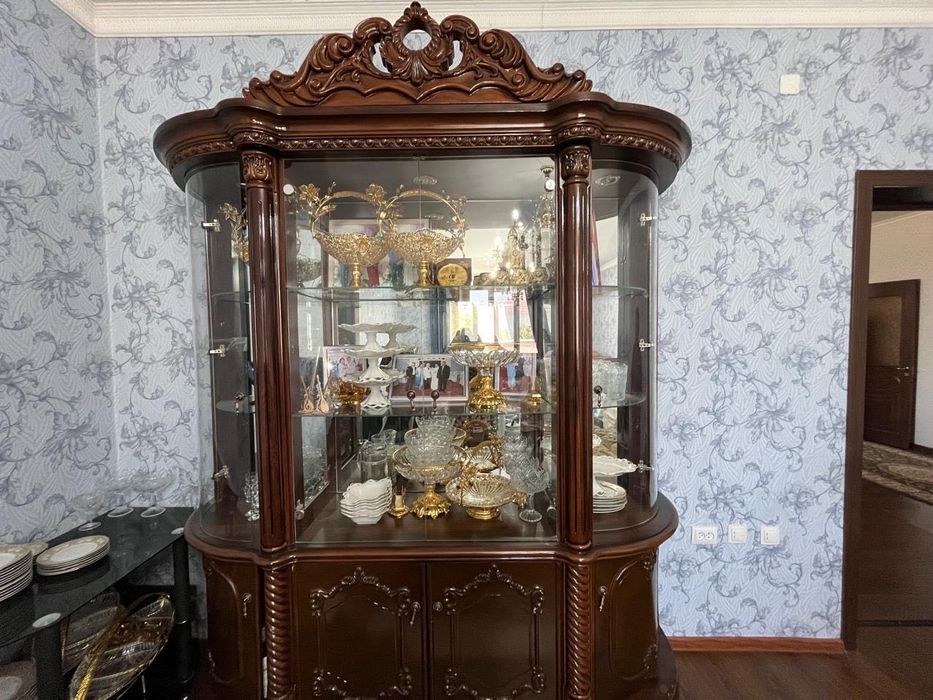 Продается классический сервант-витрина